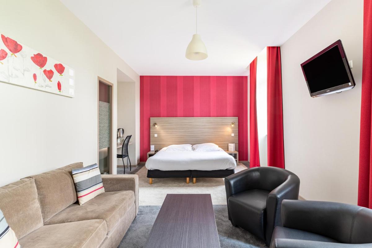 Télévision ou salle de divertissement dans l'établissement Brit Hotel Spa Le Connetable