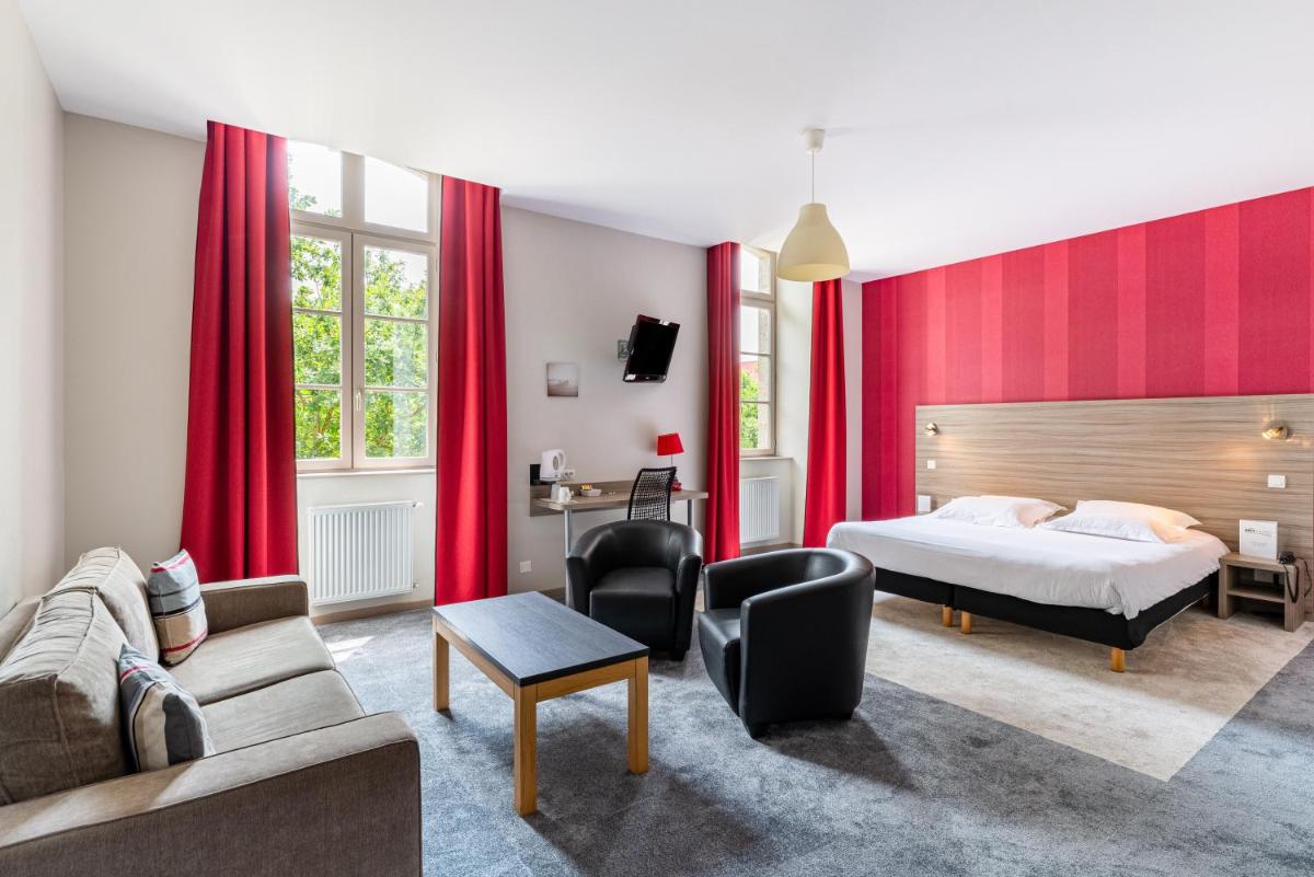 Cette chambre comprend un lit et des rideaux rouges. dans l'établissement Brit Hotel Spa Le Connetable, à Dinan 38 autres photos