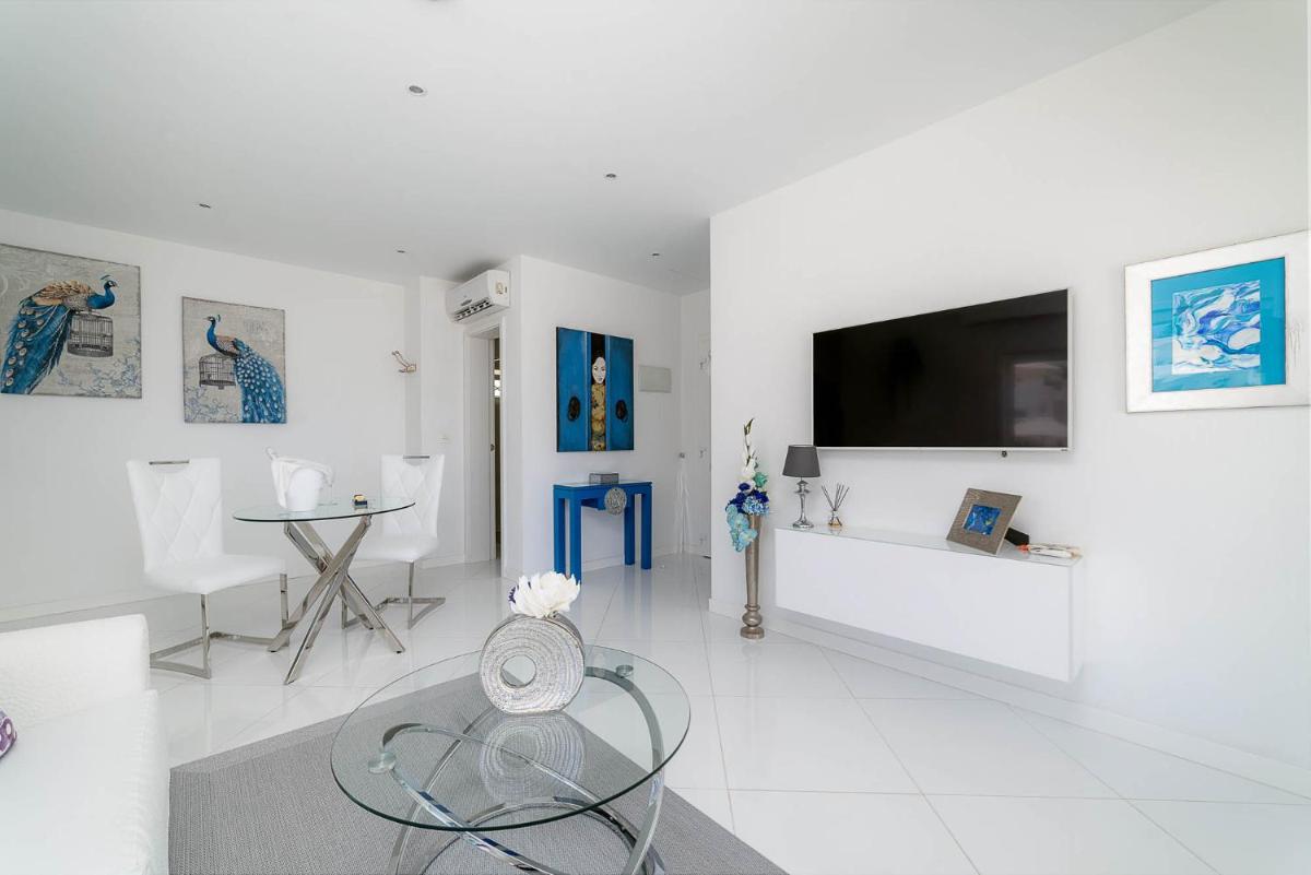 Una televisión o centro de entretenimiento en Lani's Suites de Luxe - Adults Only