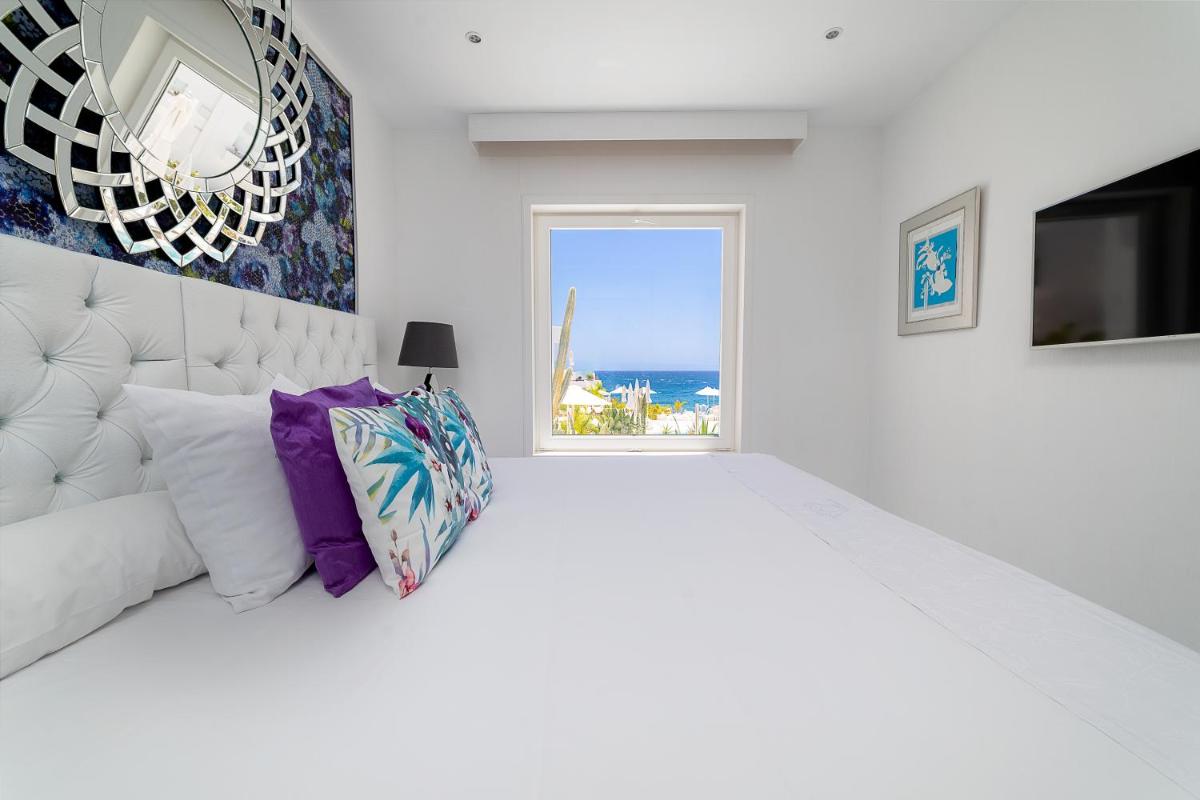 Una televisión o centro de entretenimiento en Lani's Suites de Luxe - Adults Only