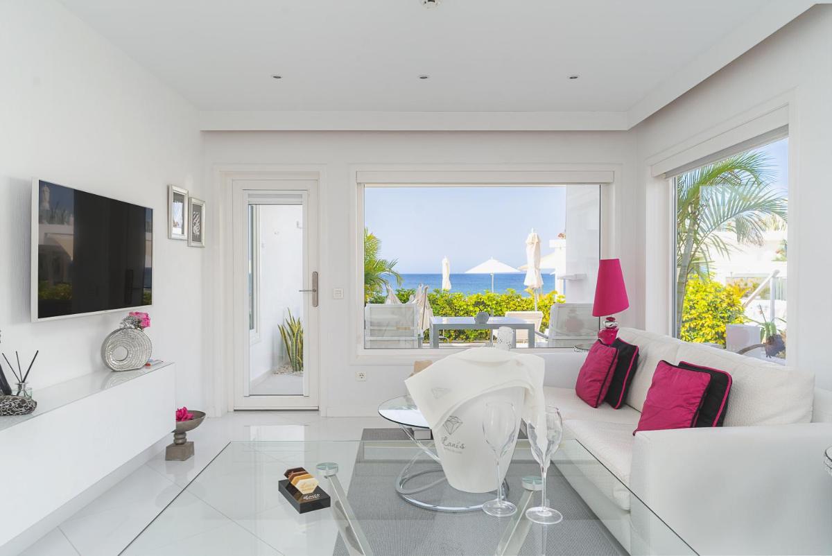 Una televisión o centro de entretenimiento en Lani's Suites de Luxe - Adults Only