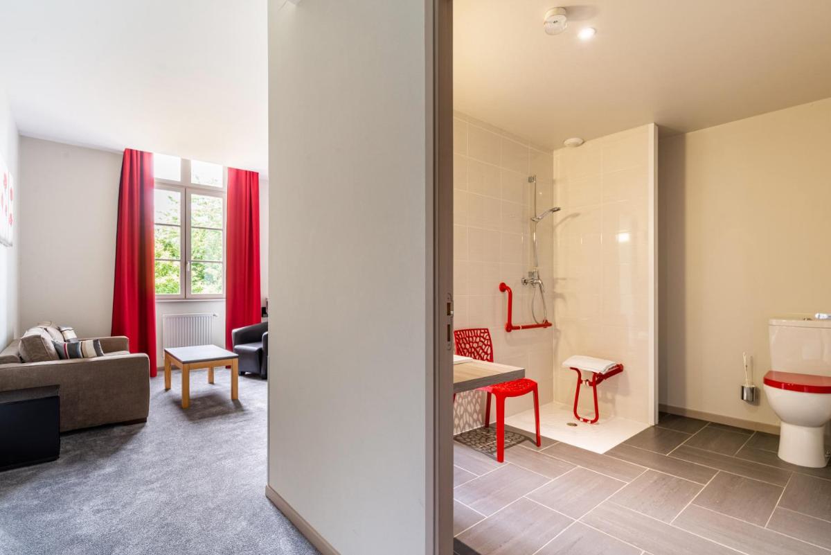 Salle de bains dans l'établissement Brit Hotel Spa Le Connetable