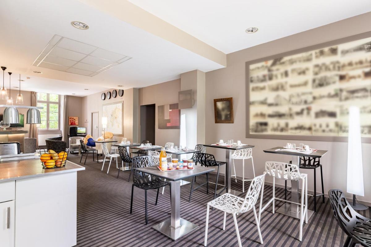 Coin salon dans l'établissement Brit Hotel Spa Le Connetable