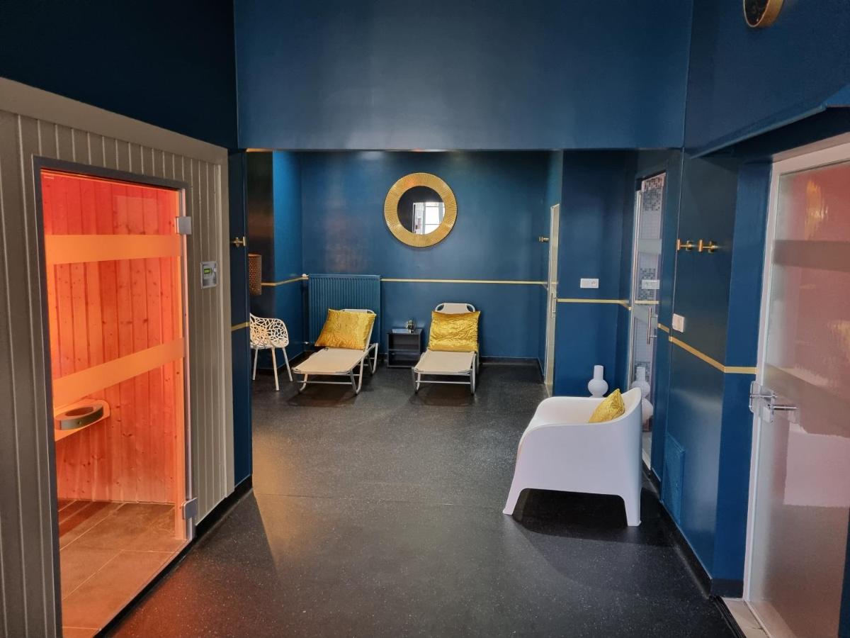 Coin salon dans l'établissement Brit Hotel Spa Le Connetable