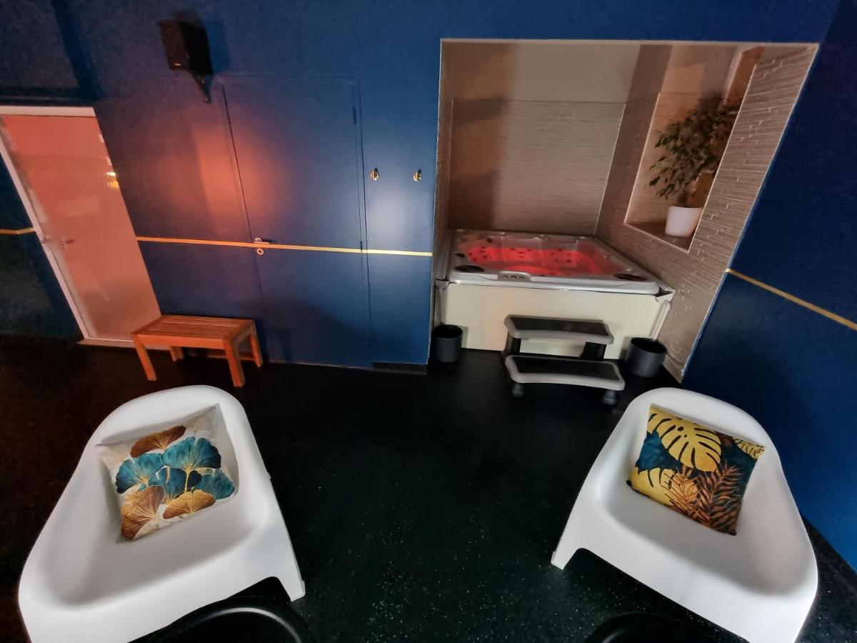 Un ou plusieurs lits dans un hébergement de l'établissement Brit Hotel Spa Le Connetable