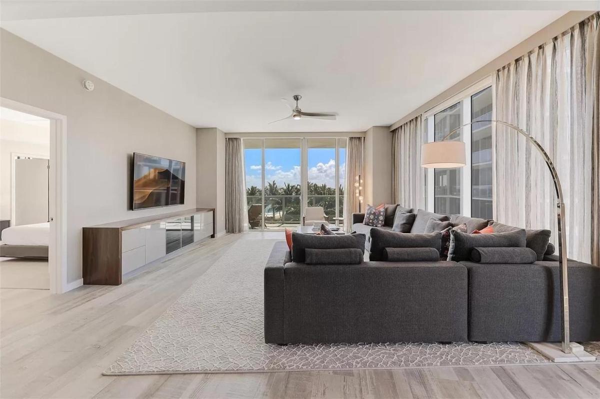Bright Oceanfront Penthouse With Private Elevator - Housity