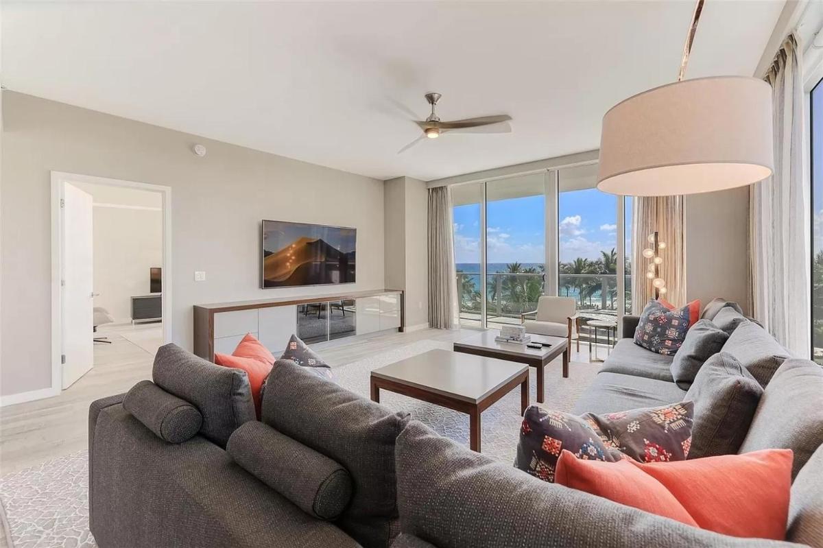 Bright Oceanfront Penthouse With Private Elevator - Housity