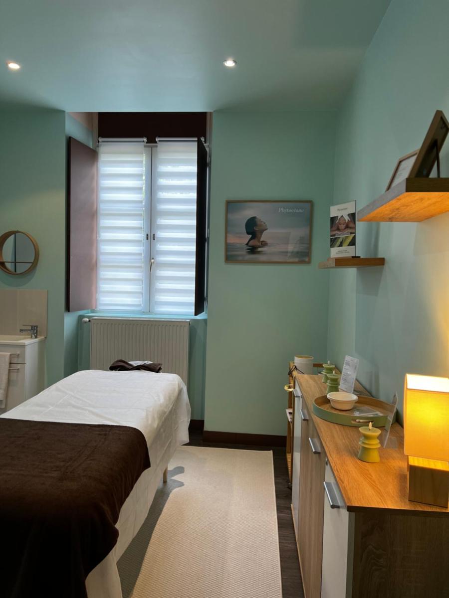 Un ou plusieurs lits dans un hébergement de l'établissement Brit Hotel Spa Le Connetable
