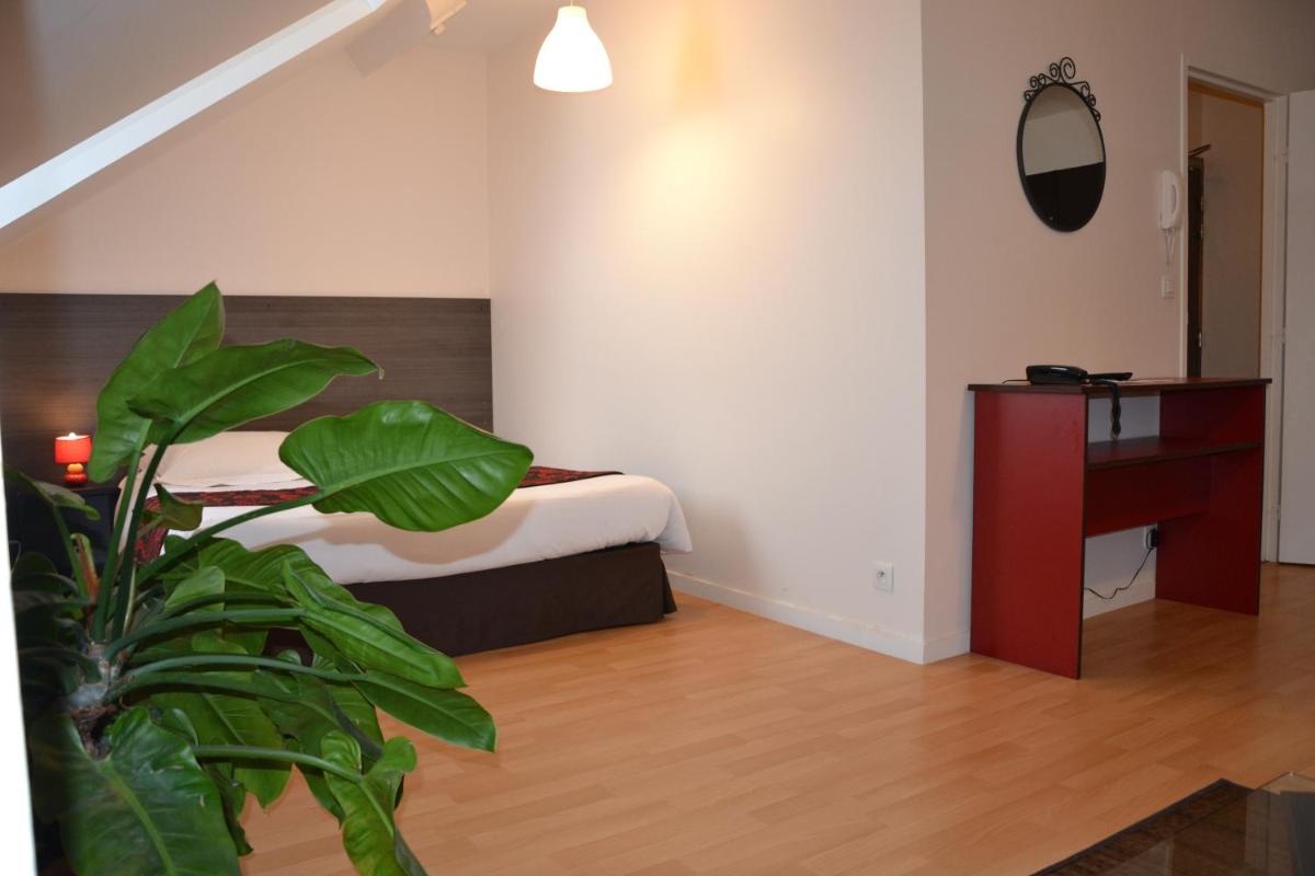 Un ou plusieurs lits dans un hébergement de l'établissement Brit Hotel Spa Le Connetable