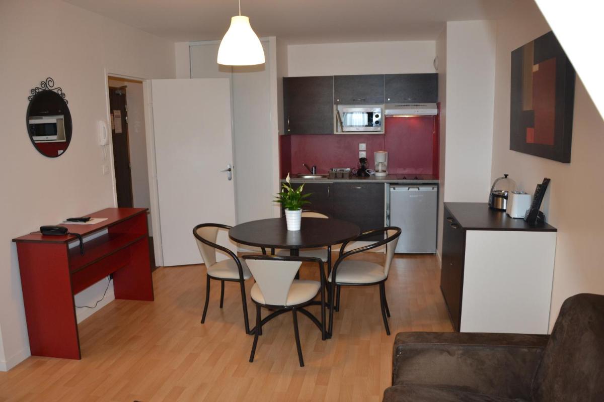 Cuisine ou kitchenette dans l'établissement Brit Hotel Spa Le Connetable