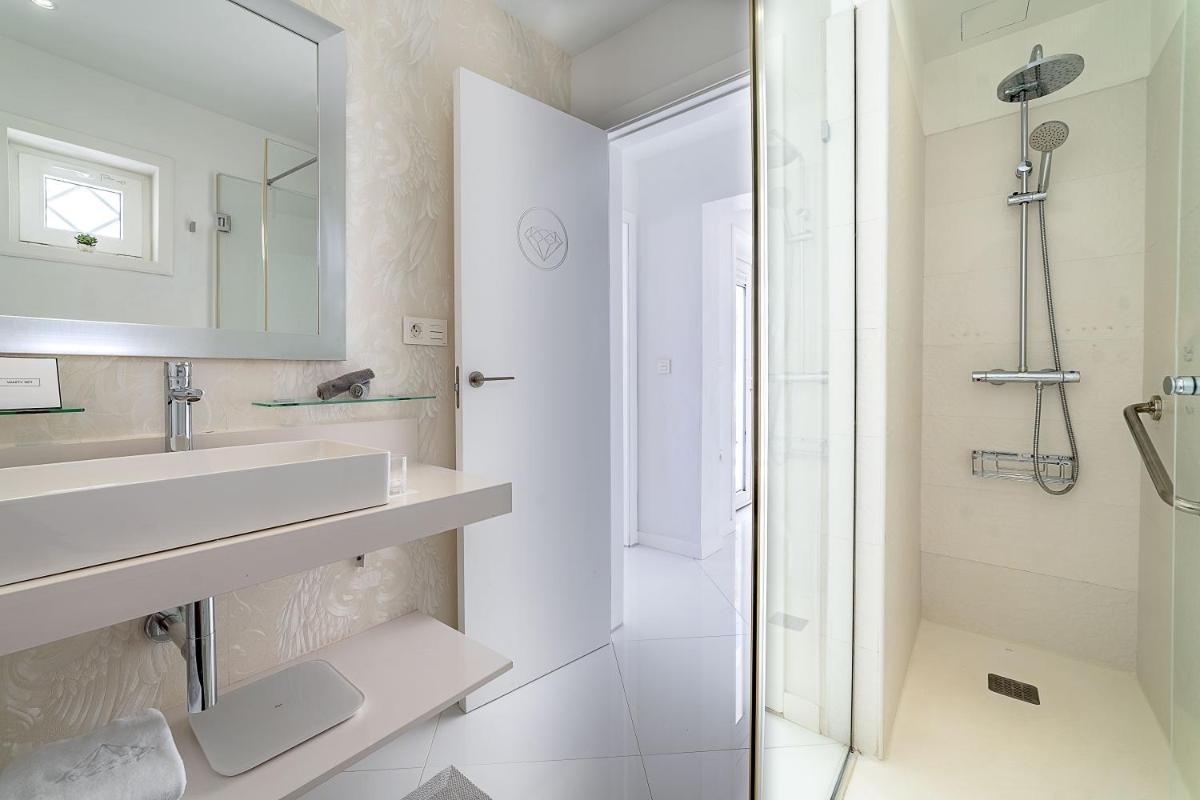 Un baño de Lani's Suites de Luxe - Adults Only