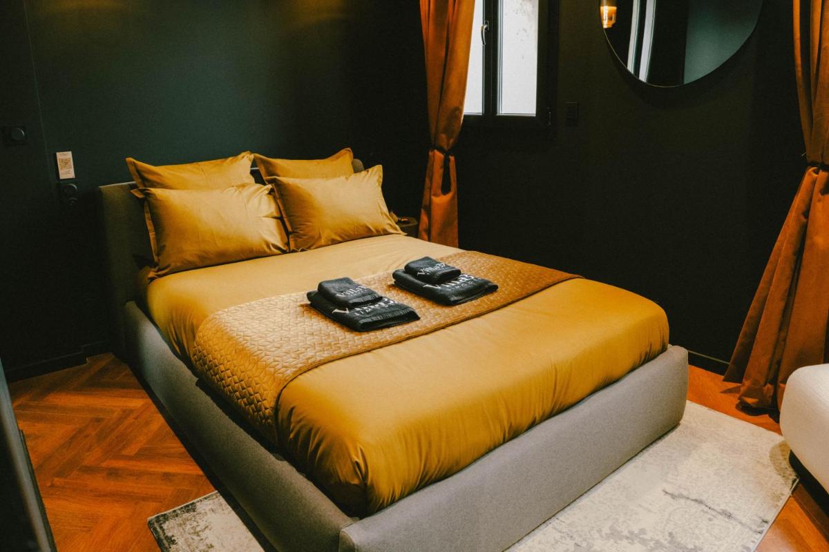 - une chambre avec un lit doté de deux télécommandes dans l'établissement Villa37, à Limoges