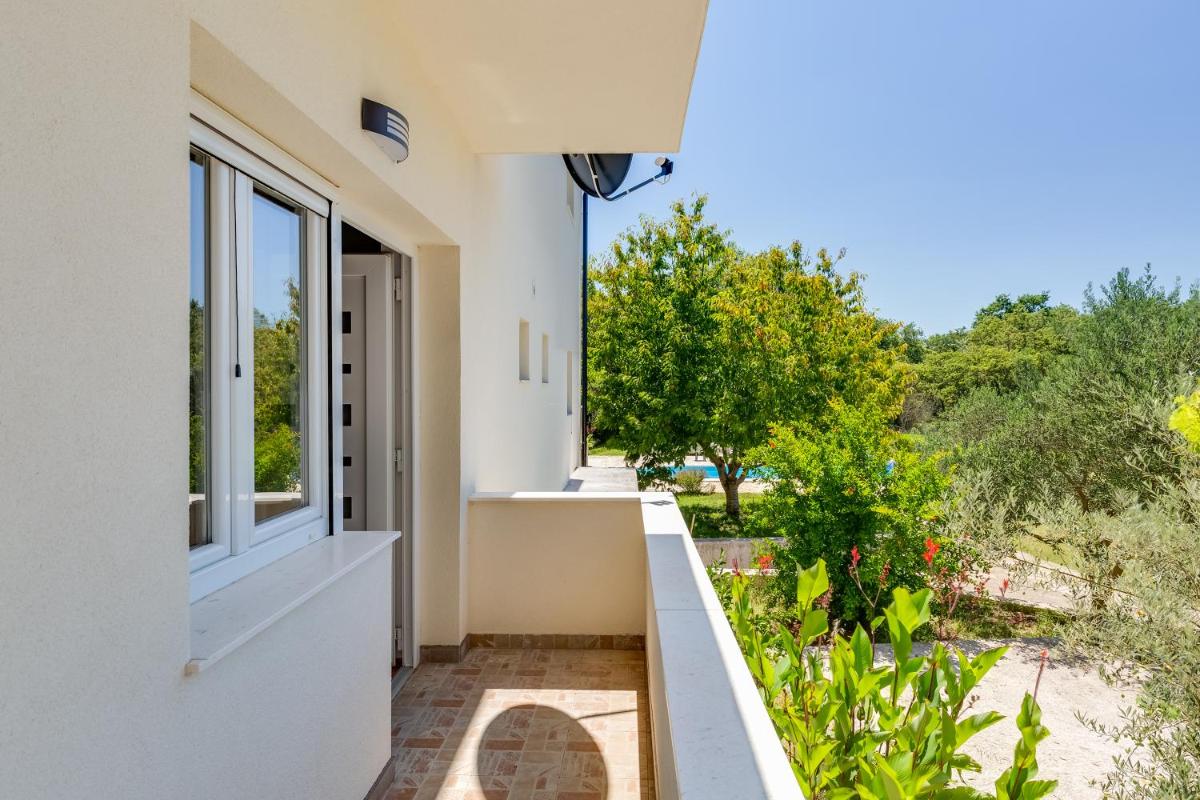 Holiday house with heated pool in a rural setting - Housity