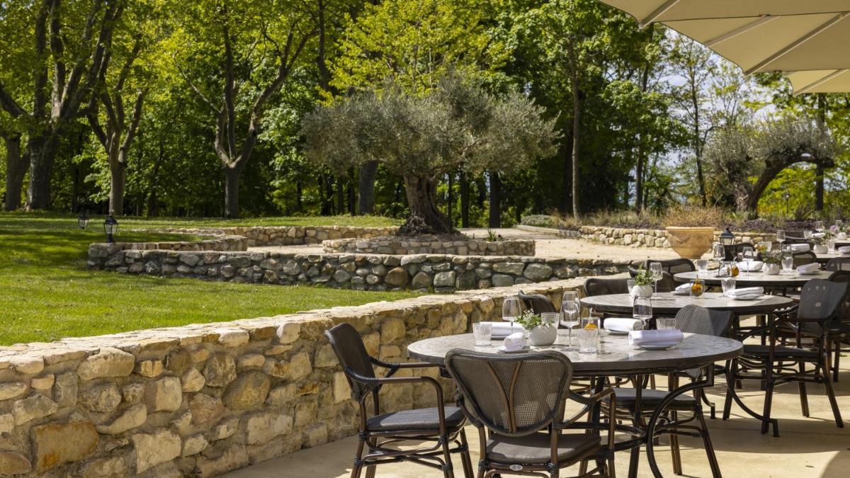 Jardin de l'établissement Château Les Oliviers de Salettes