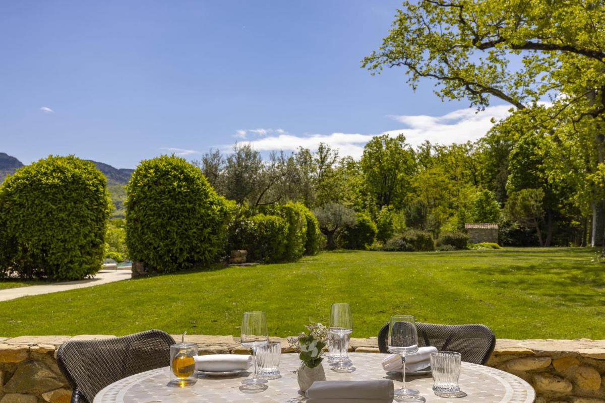 Jardin de l'établissement Château Les Oliviers de Salettes