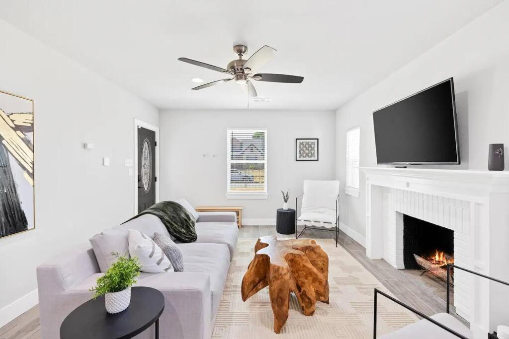 S&N Lux Home with King Bed & Wi-Fi - Housity