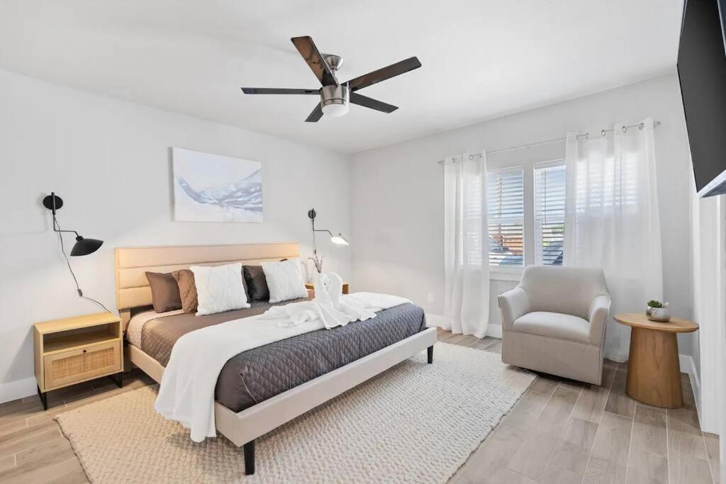 S&N Lux Home with King Bed & Wi-Fi - Housity