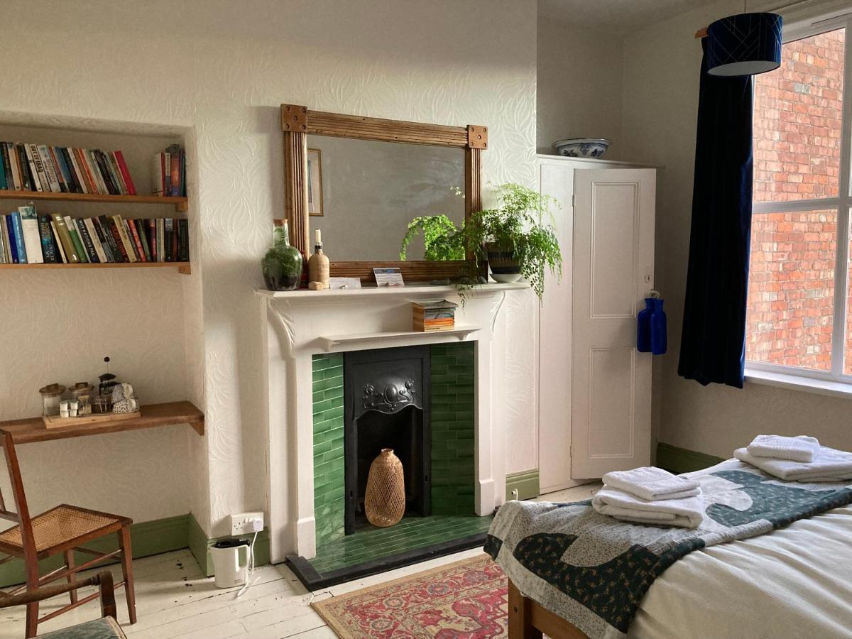 Beautiful sunlit rooms, 2 mins from beach, private garden - Housity