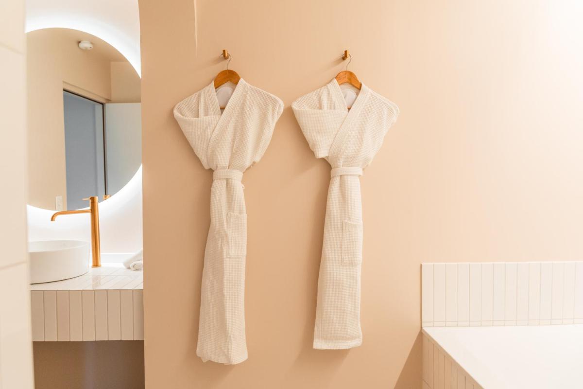 Salle de bains dans l'établissement Les Frères Ibarboure - Hôtel 4 étoiles, Spa extérieur sensoriel et Restaurant étoilé à Bidart