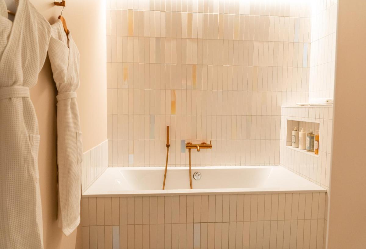 Salle de bains dans l'établissement Les Frères Ibarboure - Hôtel 4 étoiles, Spa extérieur sensoriel et Restaurant étoilé à Bidart