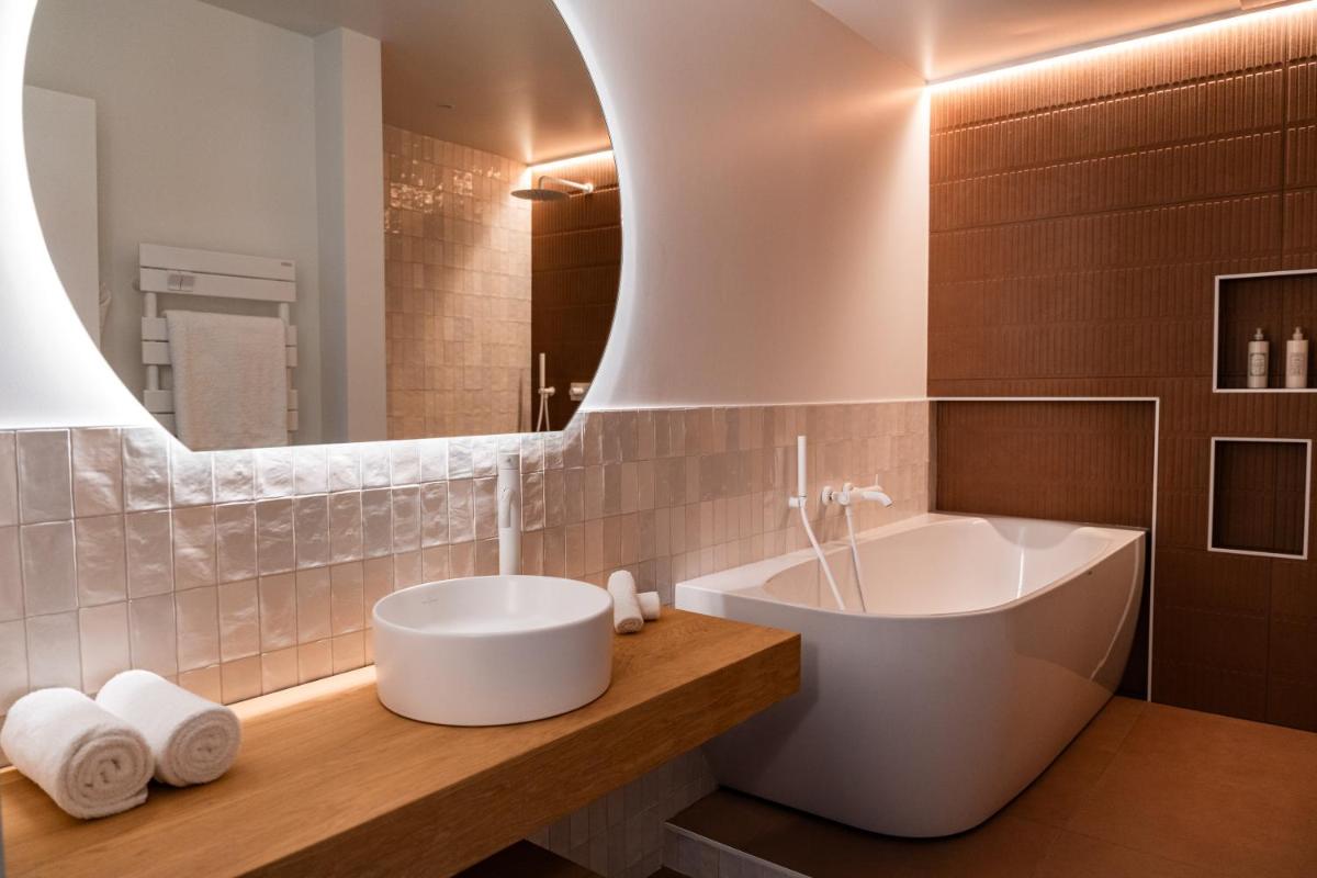 Salle de bains dans l'établissement Les Frères Ibarboure - Hôtel 4 étoiles, Spa extérieur sensoriel et Restaurant étoilé à Bidart