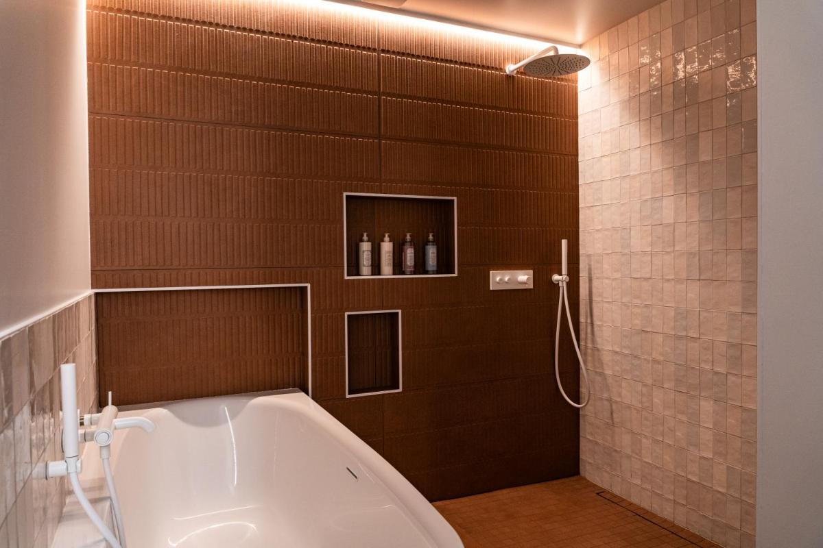 Salle de bains dans l'établissement Les Frères Ibarboure - Hôtel 4 étoiles, Spa extérieur sensoriel et Restaurant étoilé à Bidart