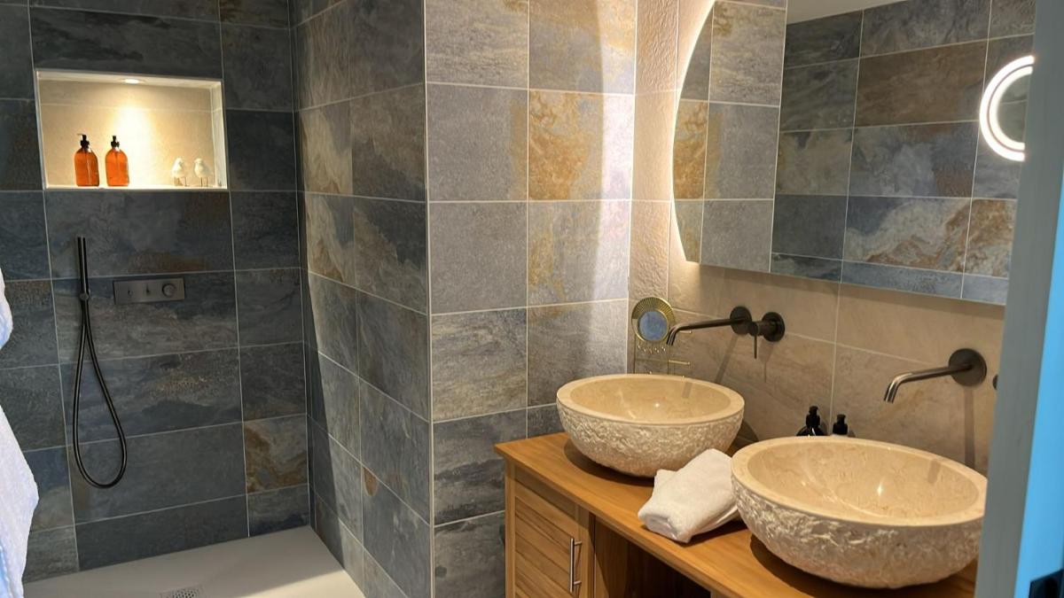 Salle de bains dans l'établissement Le Belvédère Hotel et Bien être