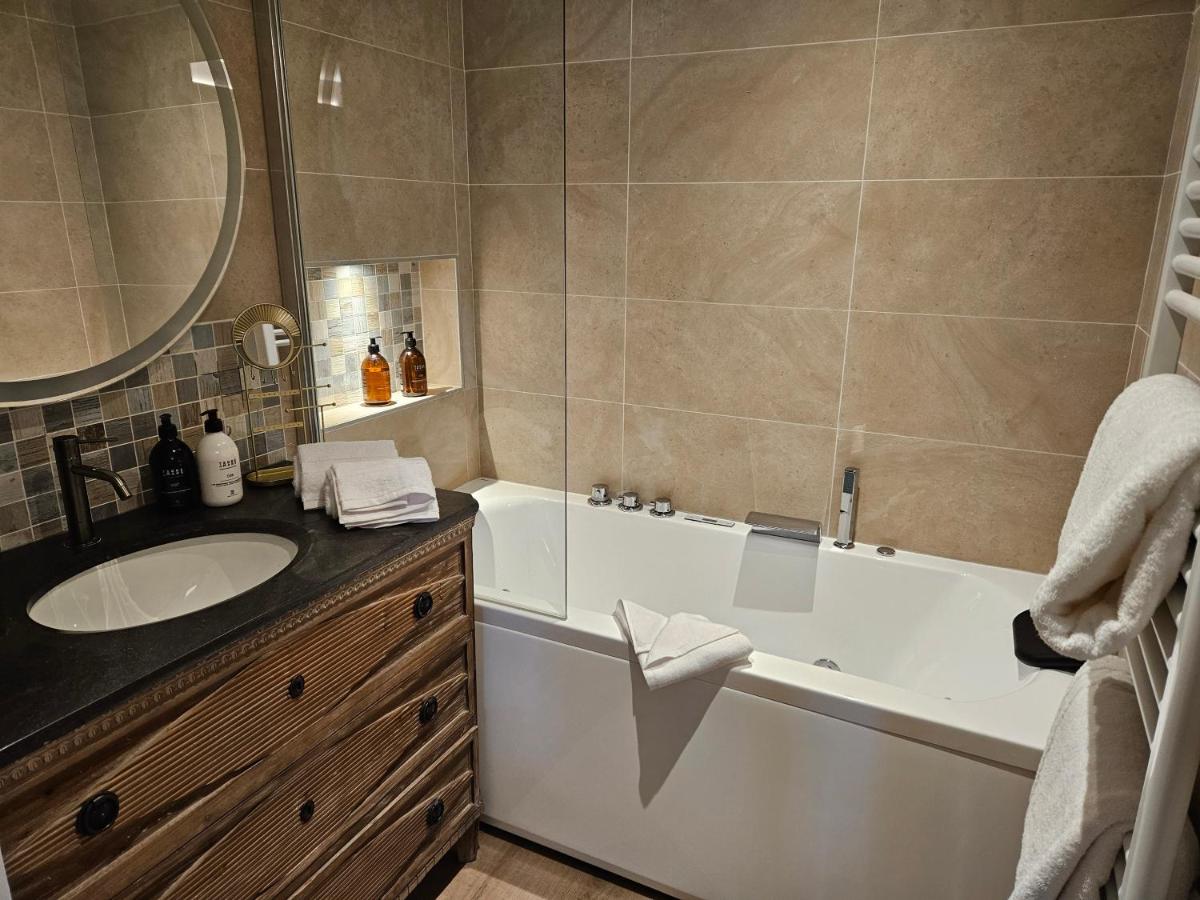 Salle de bains dans l'établissement Le Belvédère Hotel et Bien être
