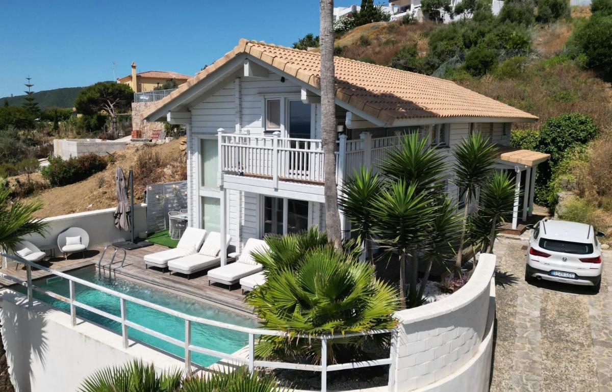 Increíble Villa de madera con vistas al mar - Housity