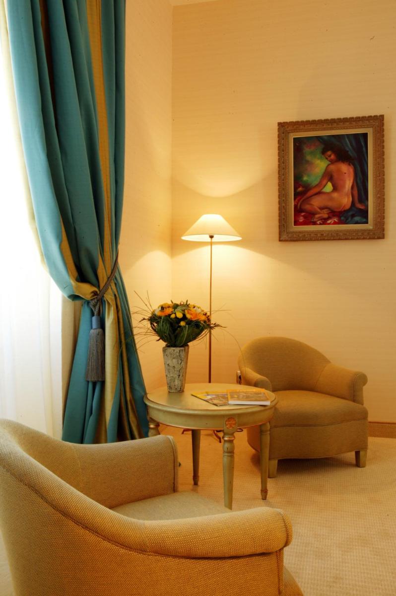 Coin salon dans l'établissement Clos La Boëtie & Spa