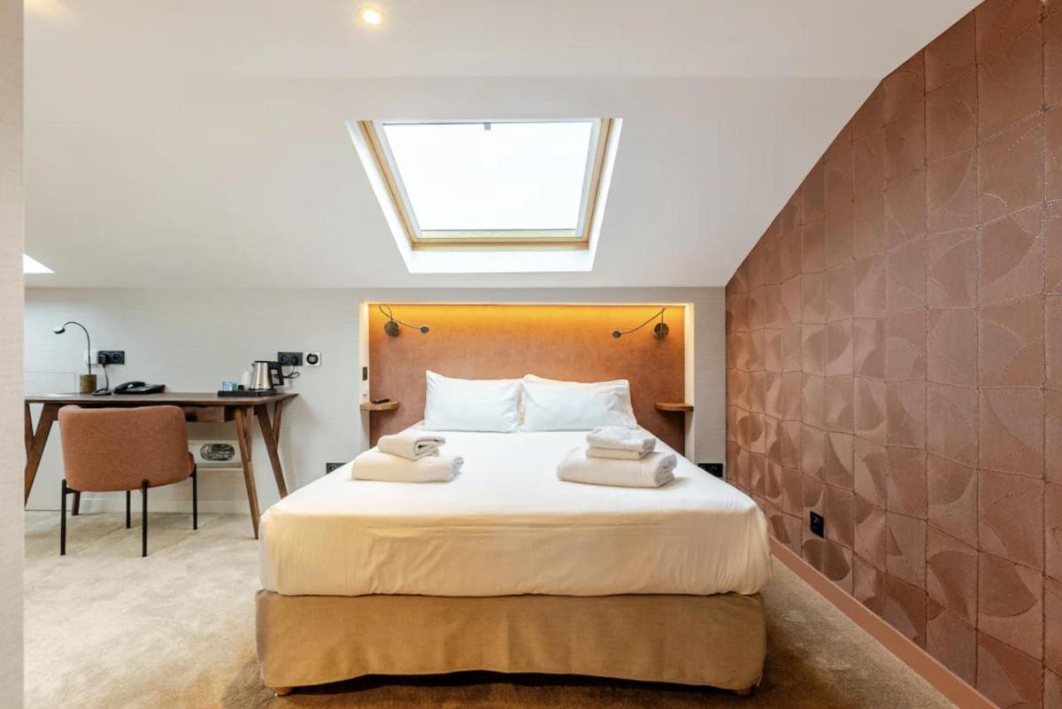 une chambre avec un lit avec deux serviettes dessus dans l'établissement Atypik Hotel, à Clichy 68 autres photos