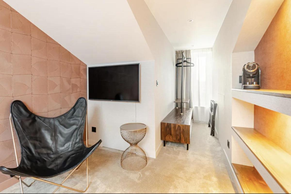 Télévision ou salle de divertissement dans l'établissement Atypik Hotel