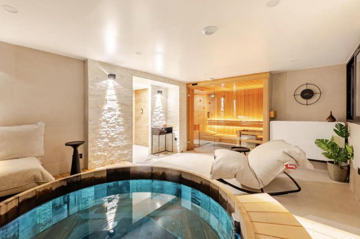 une maison avec une piscine dans le salon dans l'établissement Atypik Hotel, à Clichy