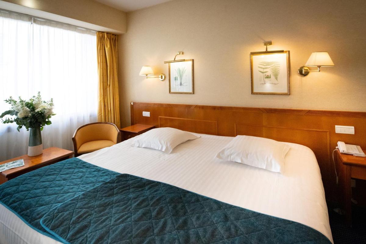 Un ou plusieurs lits dans un hébergement de l'établissement Splendid Hotel & Spa Nice