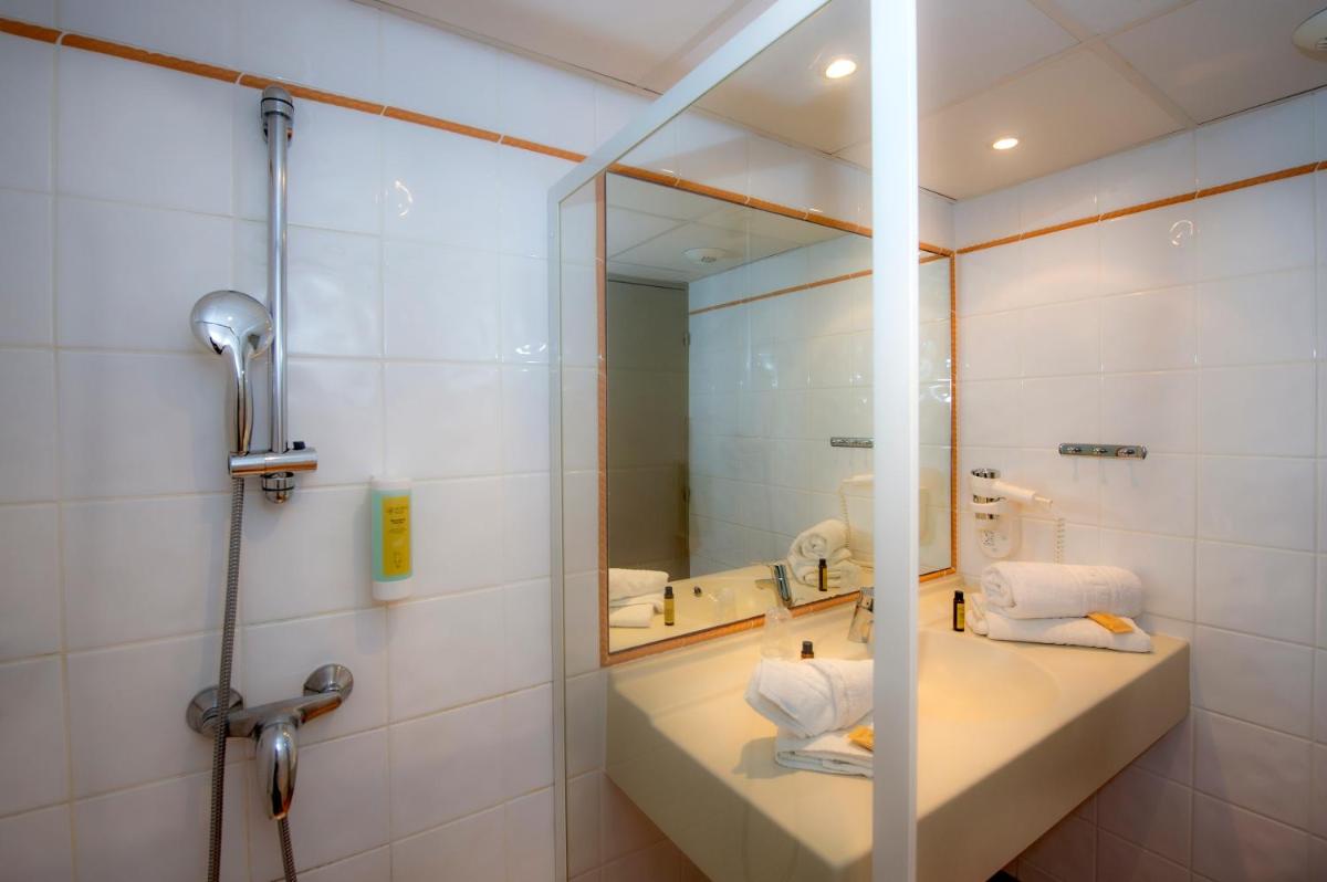 Salle de bains dans l'établissement Club Vacances Bleues Domaine de Château Laval