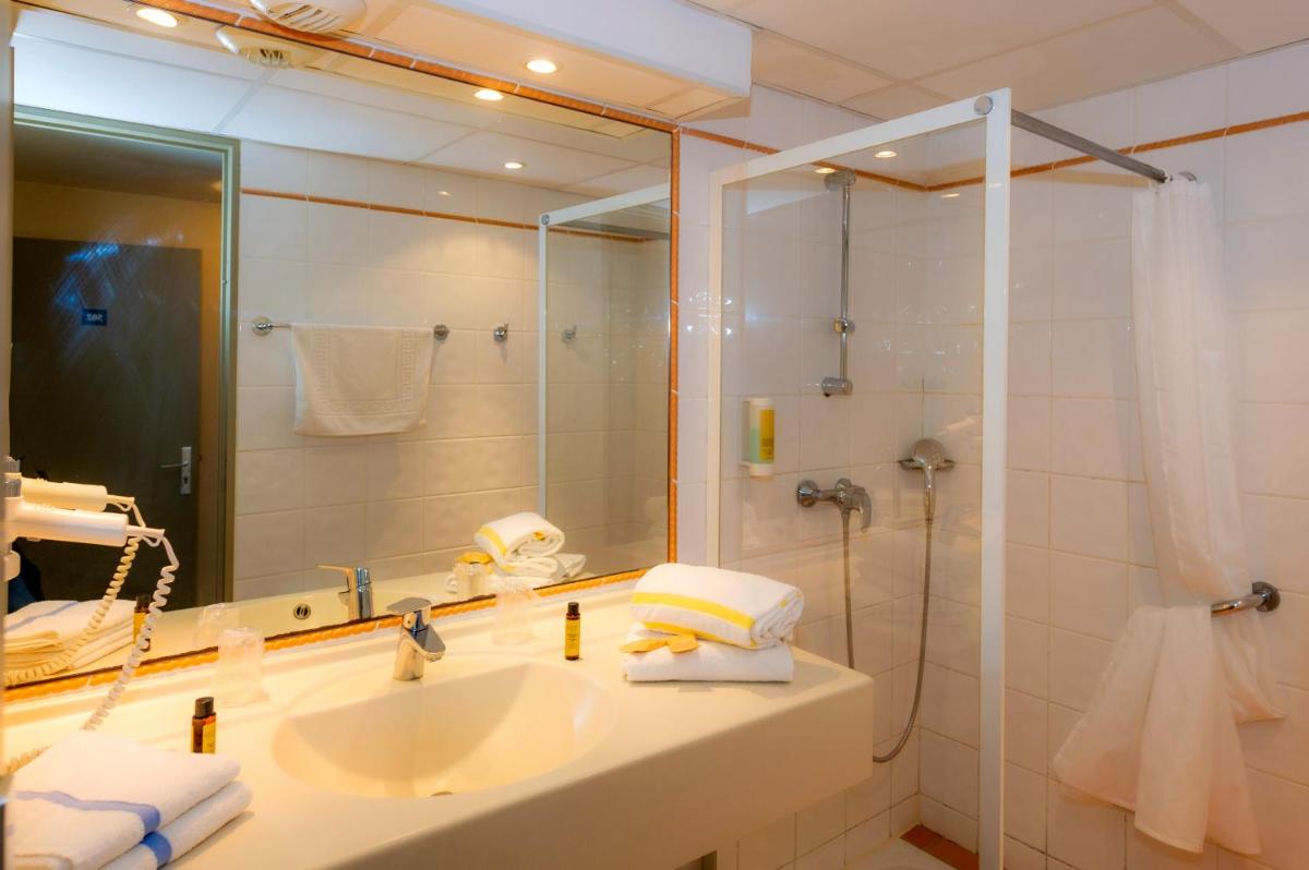 Salle de bains dans l'établissement Club Vacances Bleues Domaine de Château Laval