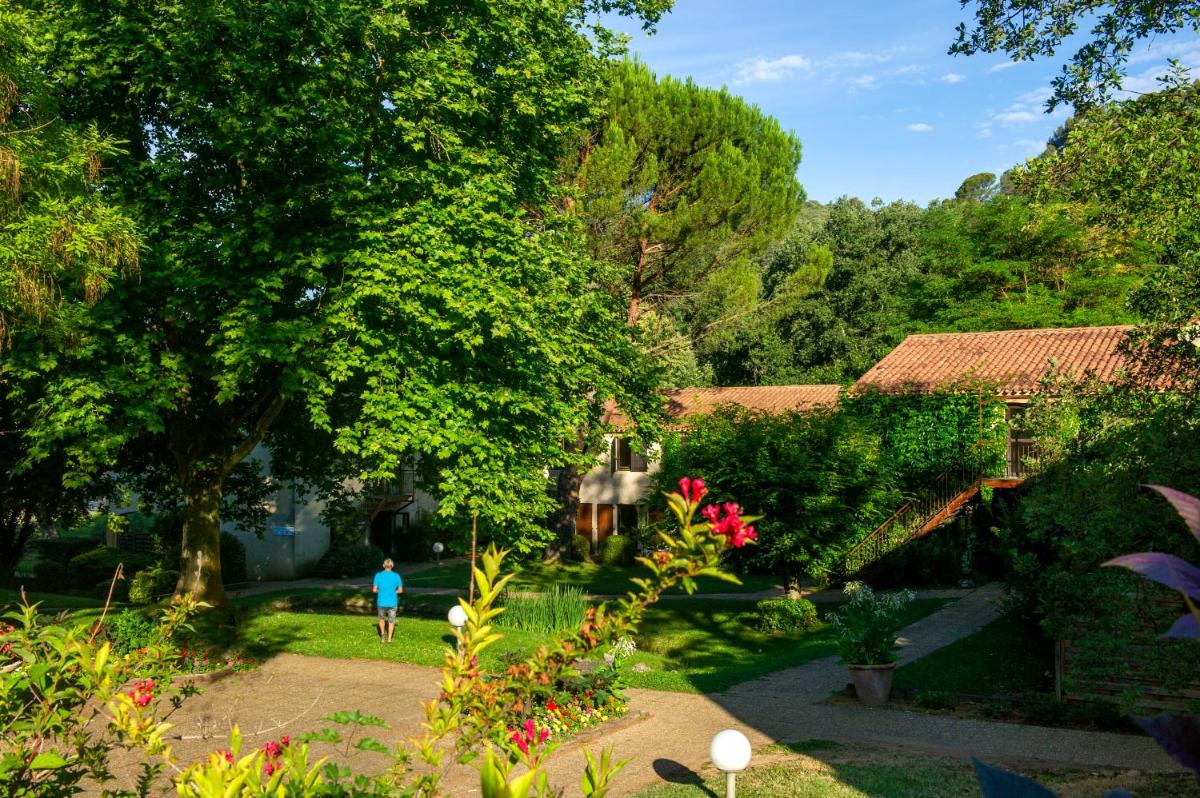 Jardin de l'établissement Club Vacances Bleues Domaine de Château Laval