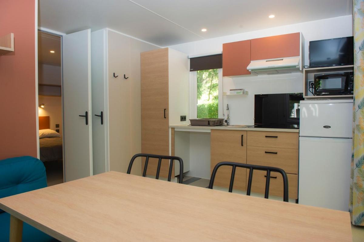 Cuisine ou kitchenette dans l'établissement Club Vacances Bleues Domaine de Château Laval