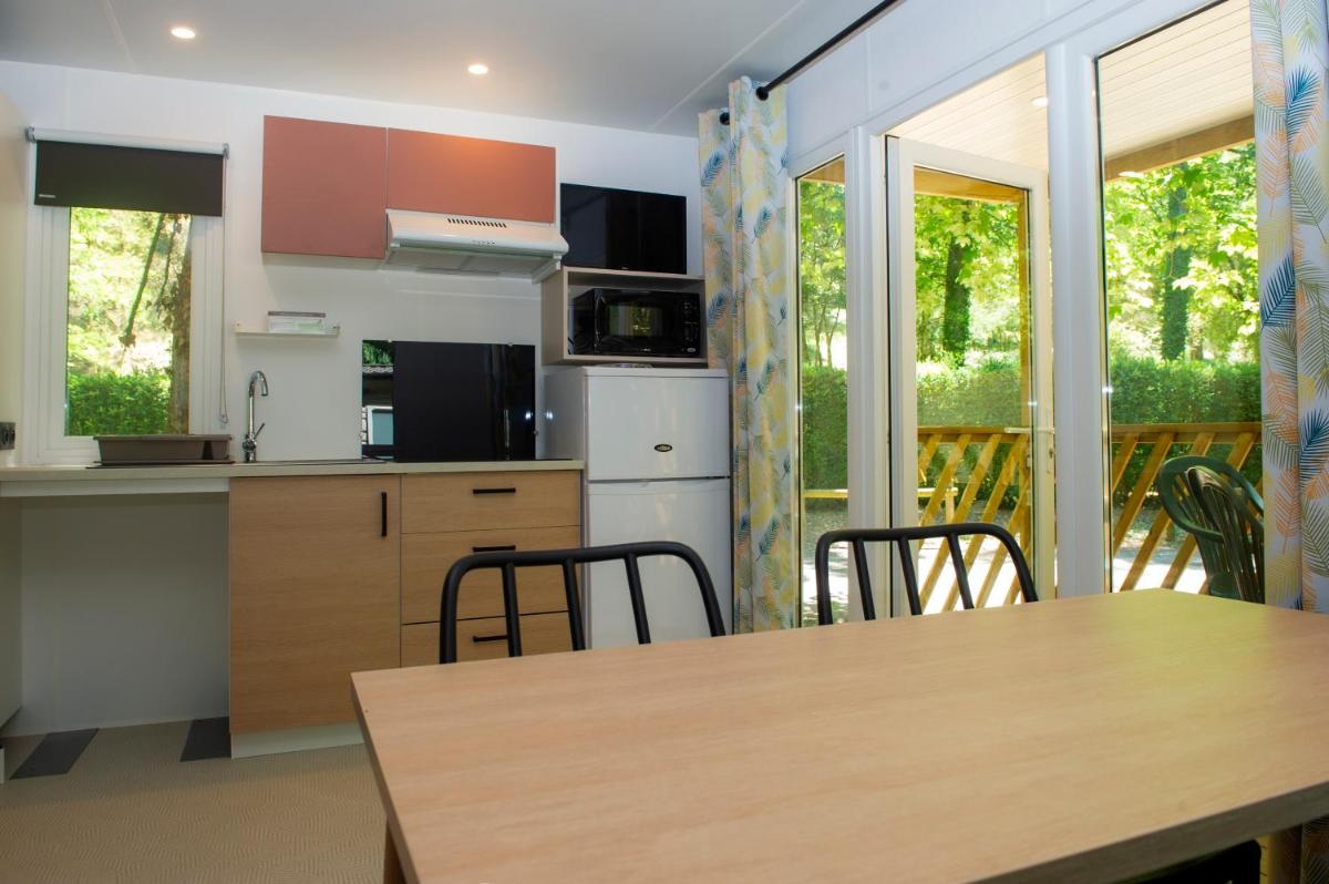 Cuisine ou kitchenette dans l'établissement Club Vacances Bleues Domaine de Château Laval