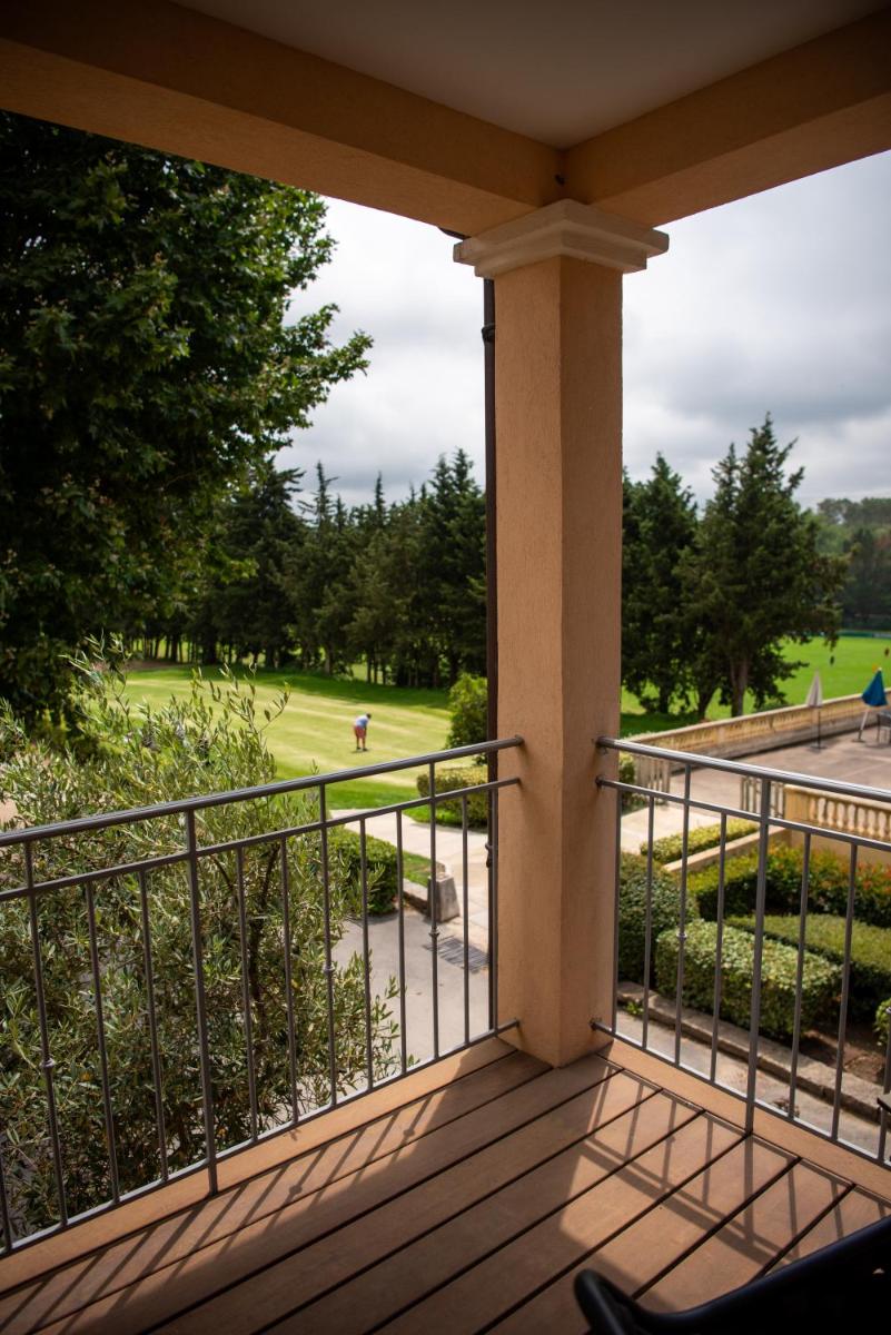 Jardin de l'établissement Hôtel Golf & Spa Château de la Bégude The Originals Collection