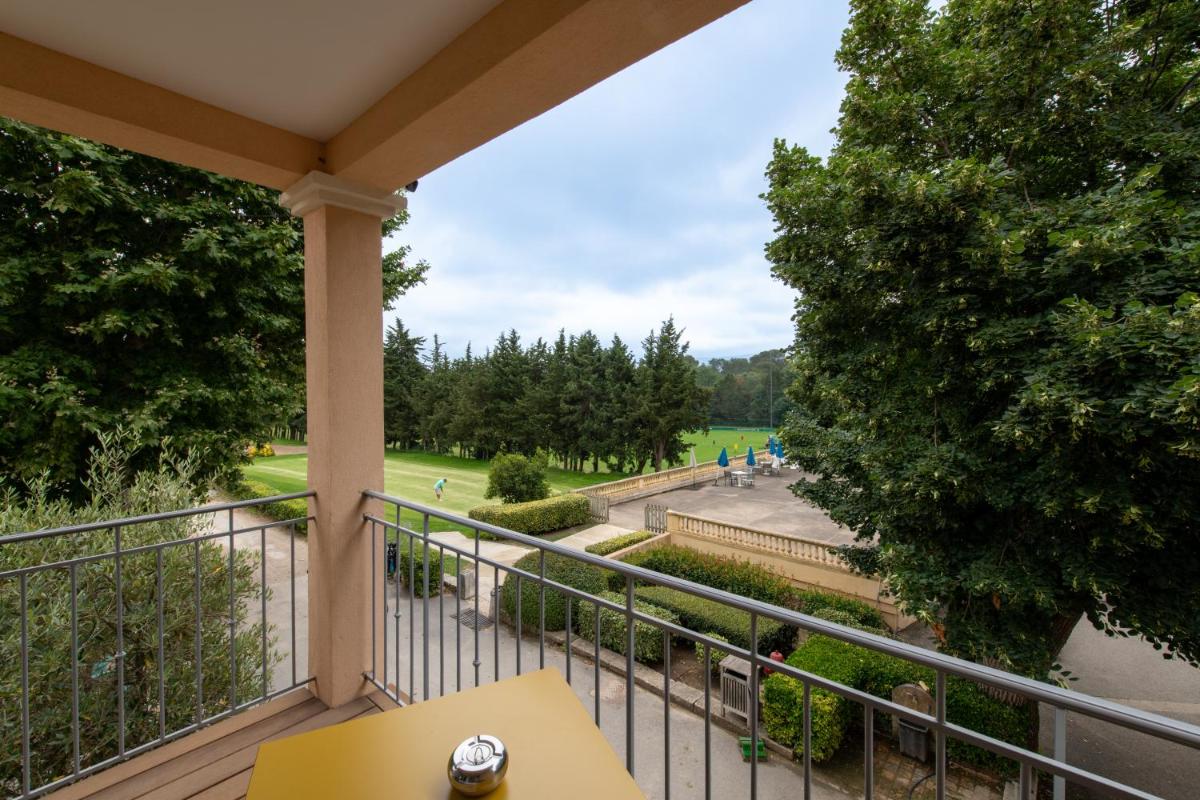 Balcon ou terrasse dans l'établissement Hôtel Golf & Spa Château de la Bégude The Originals Collection