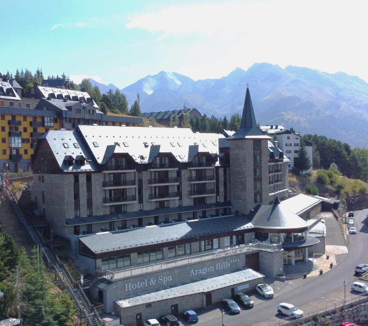 Una vista aérea de un gran edificio en una ciudad. en Snö Aragon Hills, en Formigal