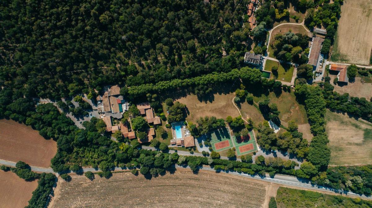 une vue aérienne d'une maison dans un champ dans l'établissement Club Vacances Bleues Domaine de Château Laval, à Gréoux-les-Bains