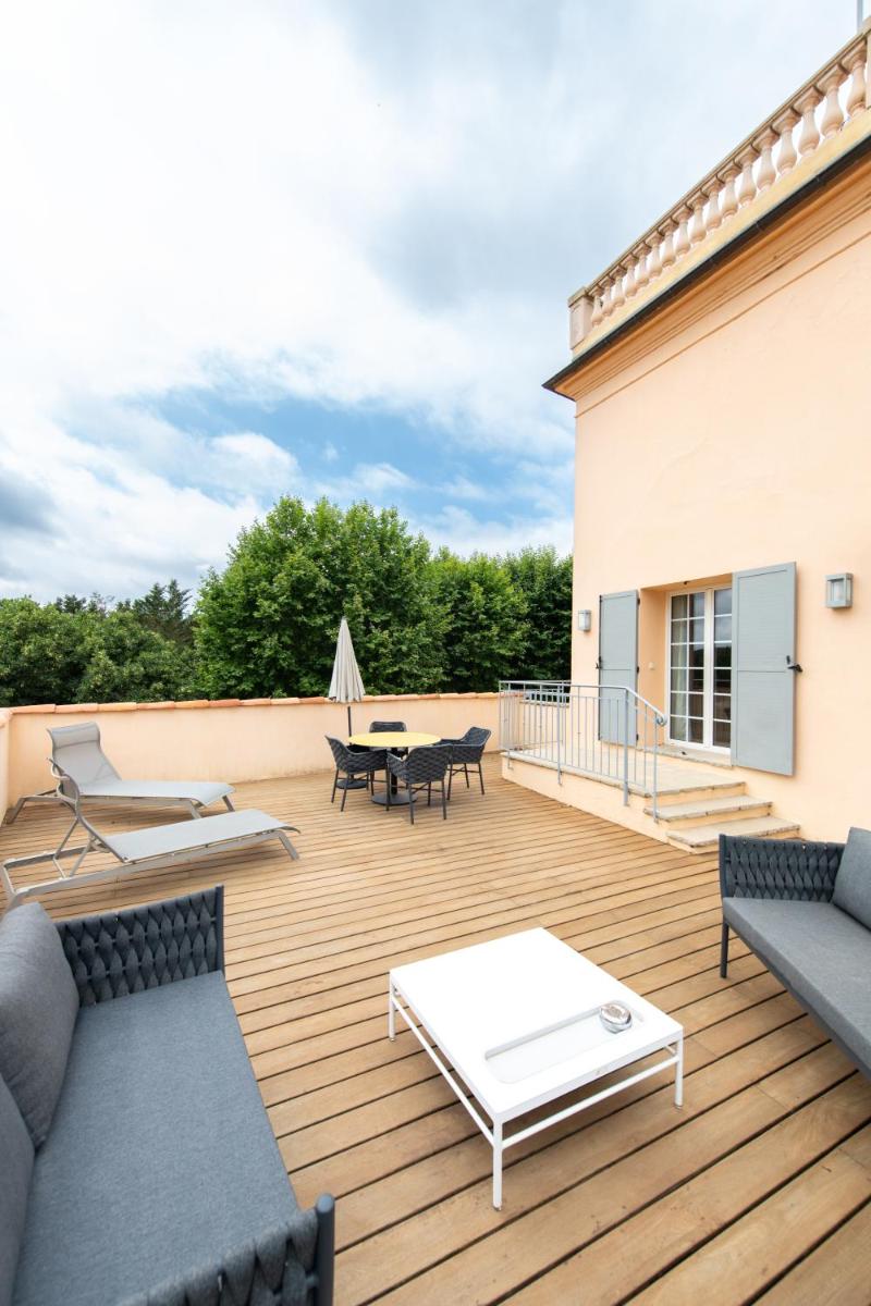 Balcon ou terrasse dans l'établissement Hôtel Golf & Spa Château de la Bégude The Originals Collection