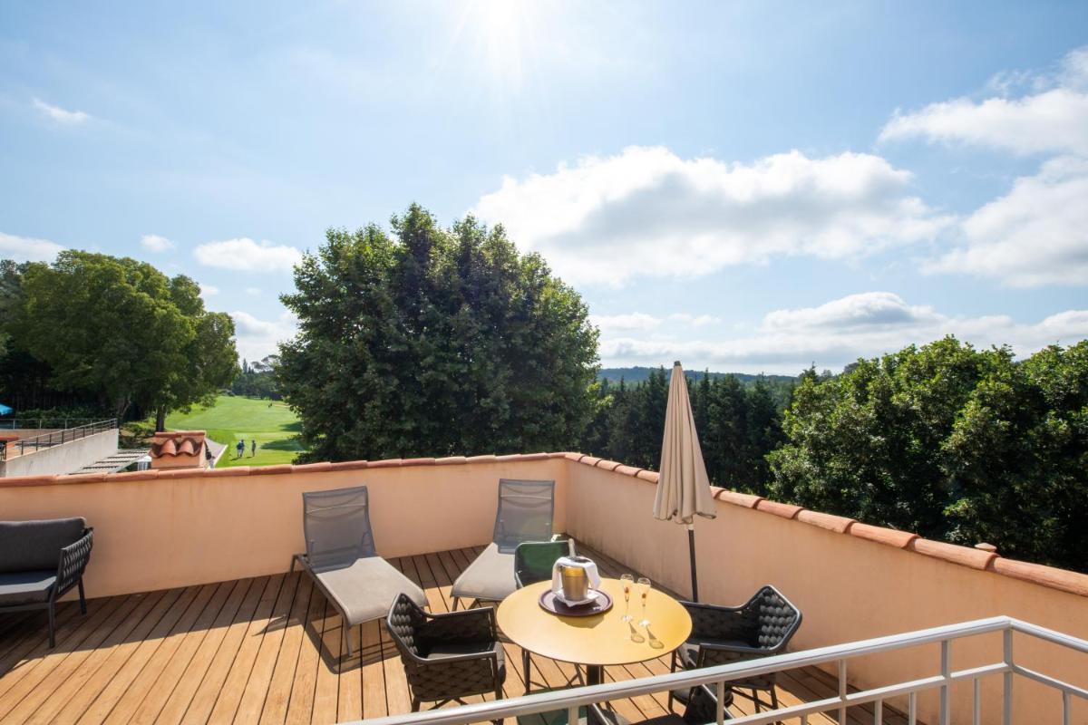 Balcon ou terrasse dans l'établissement Hôtel Golf & Spa Château de la Bégude The Originals Collection