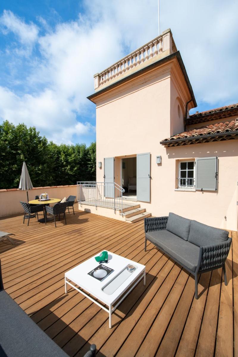 Terrasse ou espace extérieur de l'établissement Hôtel Golf & Spa Château de la Bégude The Originals Collection