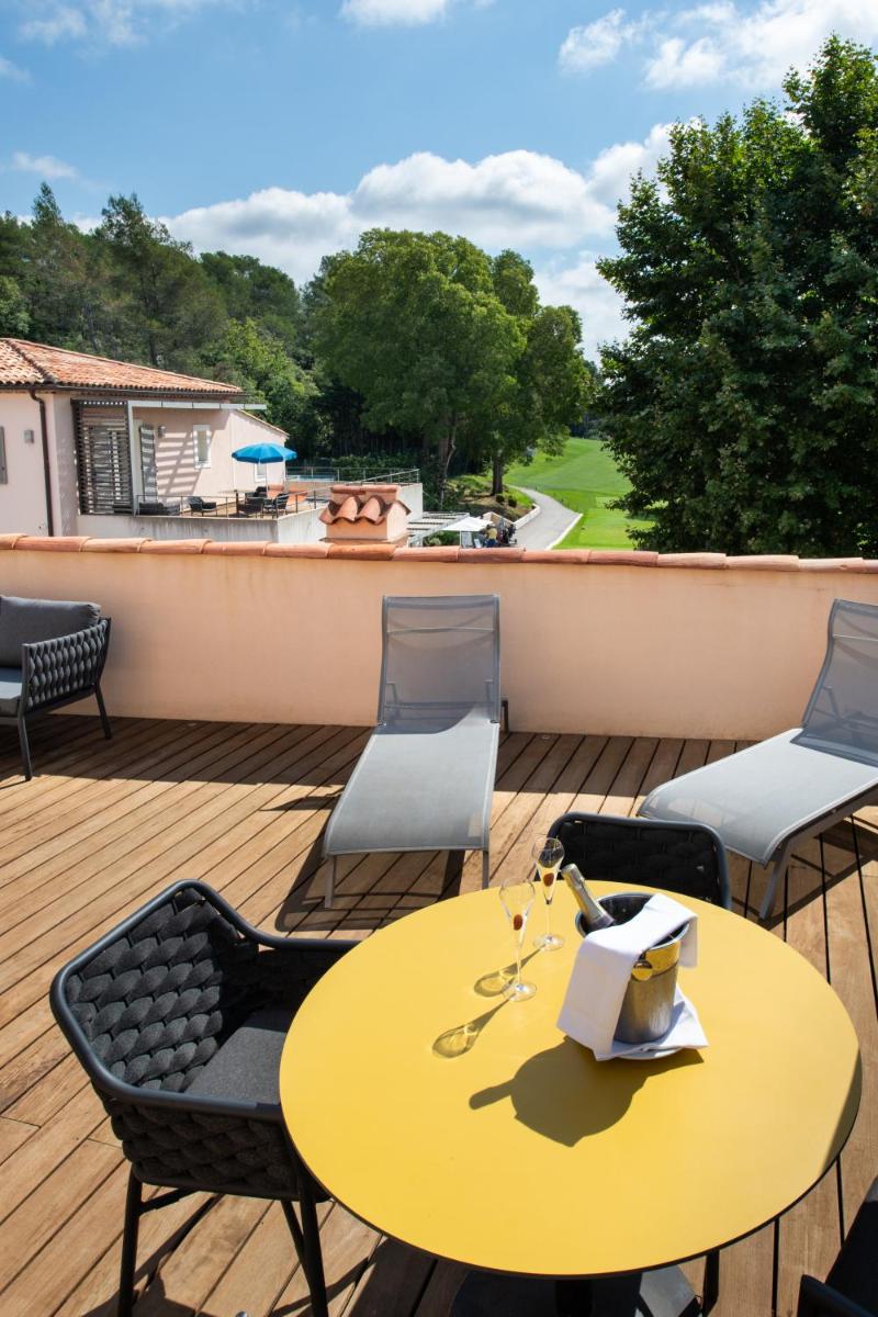 Balcon ou terrasse dans l'établissement Hôtel Golf & Spa Château de la Bégude The Originals Collection