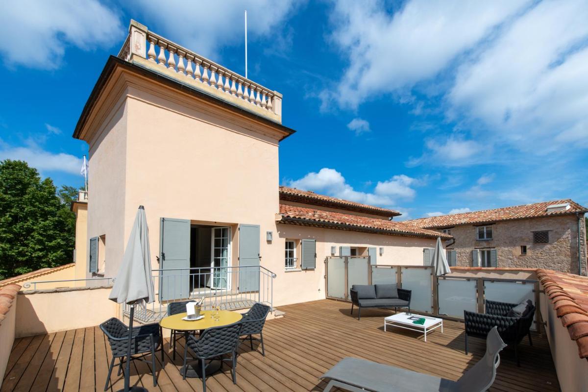 Balcon ou terrasse dans l'établissement Hôtel Golf & Spa Château de la Bégude The Originals Collection