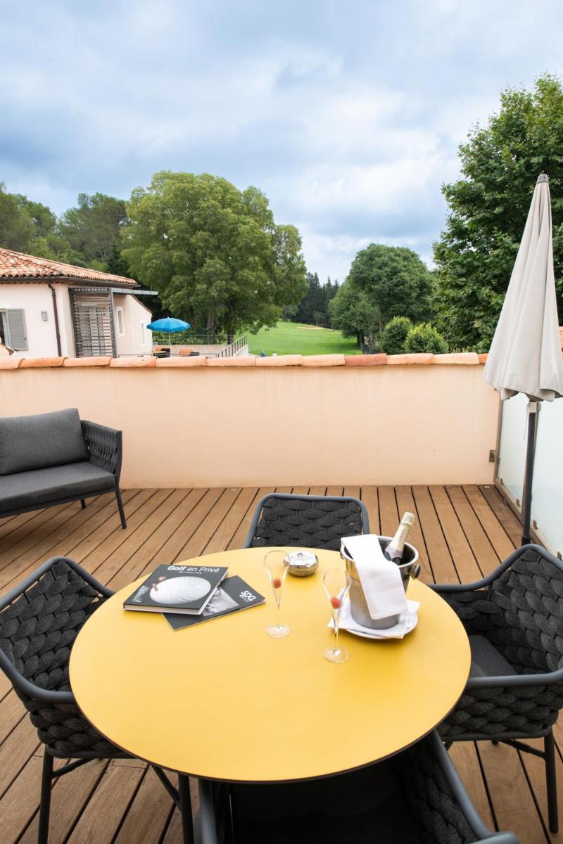 Balcon ou terrasse dans l'établissement Hôtel Golf & Spa Château de la Bégude The Originals Collection