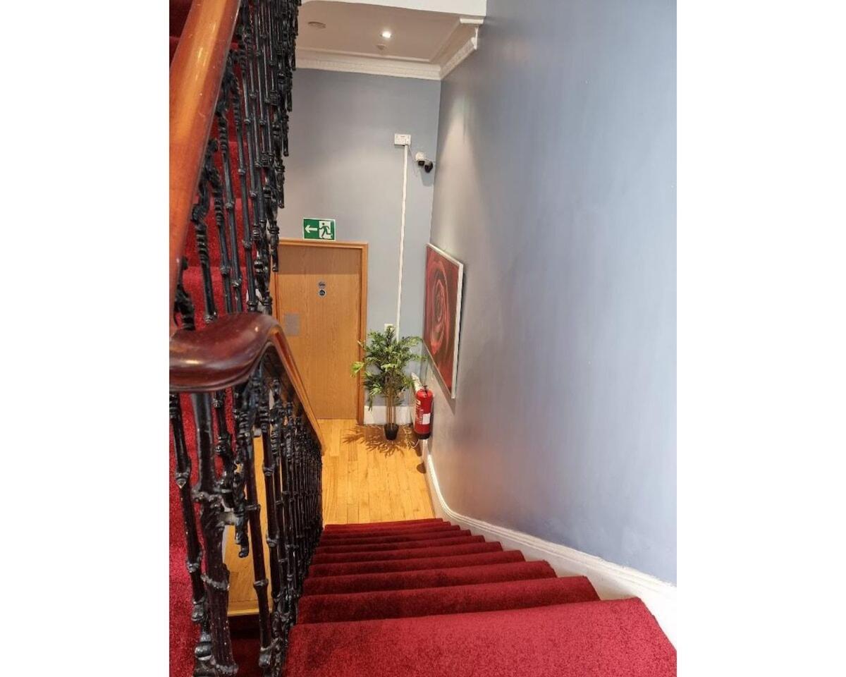 F203-Fantastic Second Flr Studio Near Hyde Park - Housity